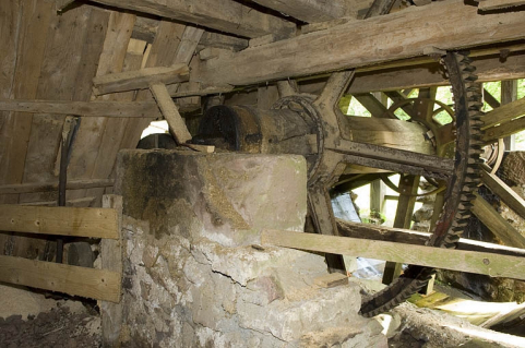 Etage de soubassement. Détail de la transmission par engrenage. © Région Bourgogne-Franche-Comté, Inventaire du patrimoine Etage de soubassement. Détail de la transmission par engrenage. © Région Bourgogne-Franche-Comté, Inventaire du patrimoine
