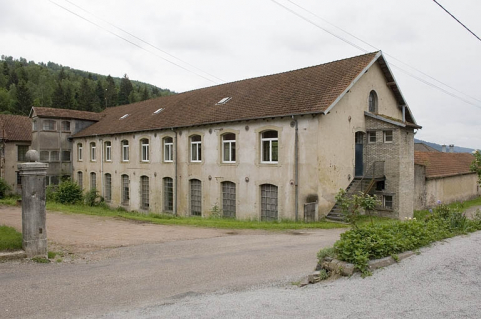 Vue de trois quarts de la réception et de l'atelier de rentrage. © Région Bourgogne-Franche-Comté, Inventaire du patrimoine