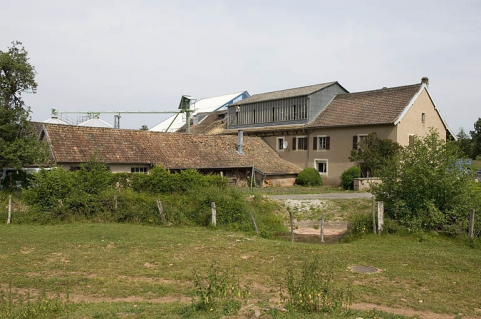 Atelier de la minoterie vu de trois quarts arrière. © Région Bourgogne-Franche-Comté, Inventaire du patrimoine Atelier de la minoterie vu de trois quarts arrière. © Région Bourgogne-Franche-Comté, Inventaire du patrimoine