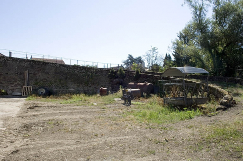 La rampe d'accès au pignon sud. © Région Bourgogne-Franche-Comté, Inventaire du patrimoine