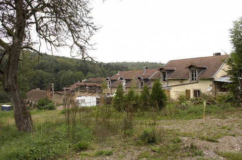 Halle et logements d'ouvriers depuis le sud-est. © Région Bourgogne-Franche-Comté, Inventaire du patrimoine Halle et logements d'ouvriers depuis le sud-est. © Région Bourgogne-Franche-Comté, Inventaire du patrimoine