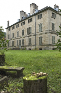 La demeure vue de trois quarts arrière. © Région Bourgogne-Franche-Comté, Inventaire du patrimoine La demeure vue de trois quarts arrière. © Région Bourgogne-Franche-Comté, Inventaire du patrimoine