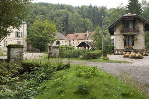 Vue d'ensemble depuis l'entrée. © Région Bourgogne-Franche-Comté, Inventaire du patrimoine Vue d'ensemble depuis l'entrée. © Région Bourgogne-Franche-Comté, Inventaire du patrimoine
