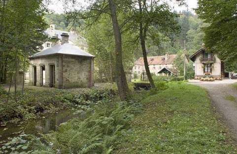 Vue d'ensemble depuis l'allée d'entrée. © Région Bourgogne-Franche-Comté, Inventaire du patrimoine Vue d'ensemble depuis l'allée d'entrée. © Région Bourgogne-Franche-Comté, Inventaire du patrimoine
