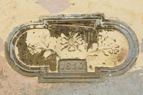 Cartouche placé sur la façade occidentale des logements ouvriers. © Région Bourgogne-Franche-Comté, Inventaire du patrimoine Cartouche placé sur la façade occidentale des logements ouvriers. © Région Bourgogne-Franche-Comté, Inventaire du patrimoine