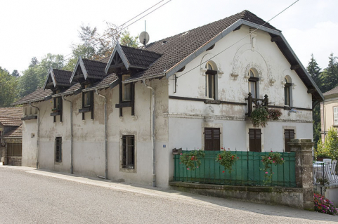 Logement du directeur. Vue depuis la route. © Région Bourgogne-Franche-Comté, Inventaire du patrimoine Logement du directeur. Vue depuis la route. © Région Bourgogne-Franche-Comté, Inventaire du patrimoine