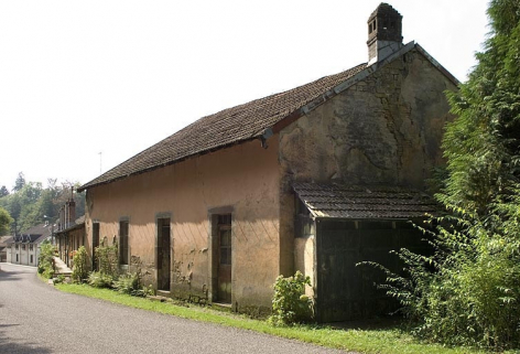 Alignement de façades de logements sur la route de Plombières. Au premier plan : salle de spectacle. © Région Bourgogne-Franche-Comté, Inventaire du patrimoine Alignement de façades de logements sur la route de Plombières. Au premier plan : salle de spectacle. © Région Bourgogne-Franche-Comté, Inventaire du patrimoine