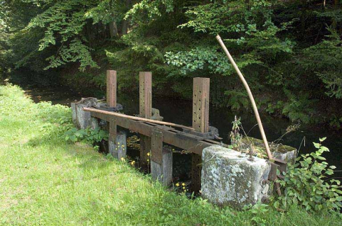 Vanne de décharge sur le bief d'amenée. © Région Bourgogne-Franche-Comté, Inventaire du patrimoine Vanne de décharge sur le bief d'amenée. © Région Bourgogne-Franche-Comté, Inventaire du patrimoine