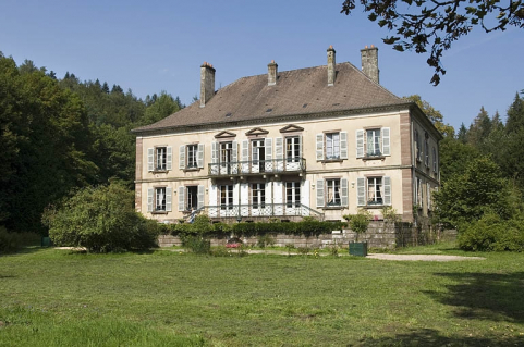 Façade sud vue de trois quarts droite. © Région Bourgogne-Franche-Comté, Inventaire du patrimoine