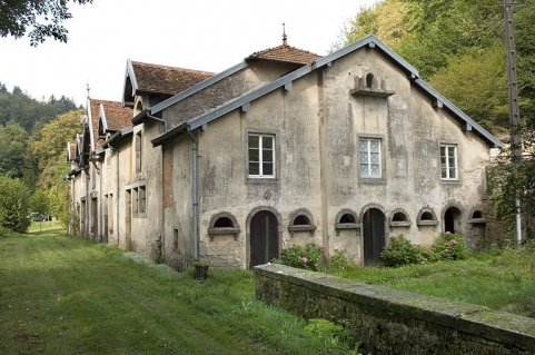 Ecuries et chenil vus de trois quarts. © Région Bourgogne-Franche-Comté, Inventaire du patrimoine