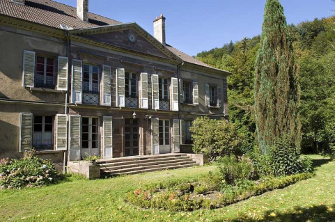 Façade nord vue de trois quarts. © Région Bourgogne-Franche-Comté, Inventaire du patrimoine