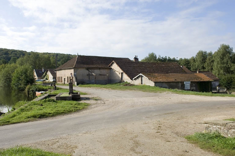 Vue d'ensemble depuis le nord. © Région Bourgogne-Franche-Comté, Inventaire du patrimoine Vue d'ensemble depuis le nord. © Région Bourgogne-Franche-Comté, Inventaire du patrimoine