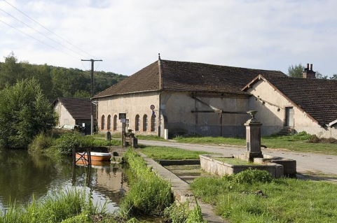 Prise d'eau de l'étang et ateliers est. © Région Bourgogne-Franche-Comté, Inventaire du patrimoine Prise d'eau de l'étang et ateliers est. © Région Bourgogne-Franche-Comté, Inventaire du patrimoine