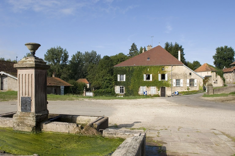 Place des Forges et logement patronal. © Région Bourgogne-Franche-Comté, Inventaire du patrimoine Place des Forges et logement patronal. © Région Bourgogne-Franche-Comté, Inventaire du patrimoine