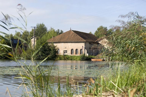 Vue depuis l'étang, à l'est. © Région Bourgogne-Franche-Comté, Inventaire du patrimoine Vue depuis l'étang, à l'est. © Région Bourgogne-Franche-Comté, Inventaire du patrimoine
