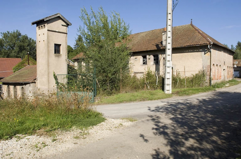 Vue des bâtiments depuis la chaussée de l'étang. © Région Bourgogne-Franche-Comté, Inventaire du patrimoine Vue des bâtiments depuis la chaussée de l'étang. © Région Bourgogne-Franche-Comté, Inventaire du patrimoine
