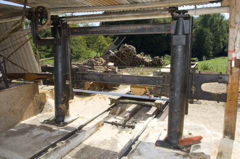 Scie horizontale monolame. Détail du châssis (hameau de la Louvière). © Région Bourgogne-Franche-Comté, Inventaire du patrimoine