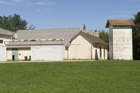 Atelier de fabrication et transformateur depuis le sud-ouest. © Région Bourgogne-Franche-Comté, Inventaire du patrimoine Atelier de fabrication et transformateur depuis le sud-ouest. © Région Bourgogne-Franche-Comté, Inventaire du patrimoine