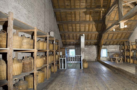 Comble du logement patronal. Stockage des eaux-de-vie en bonbonnes. © Région Bourgogne-Franche-Comté, Inventaire du patrimoine
