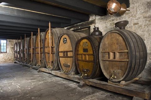 Rez-de-chaussée de la demeure principale. Alignement de pièces et de foudres. © Région Bourgogne-Franche-Comté, Inventaire du patrimoine