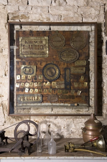 Vitrine de pochoirs. © Région Bourgogne-Franche-Comté, Inventaire du patrimoine