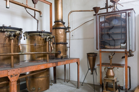 Salle de distillation. Alambics, colonne de rectification et réfrigérant. © Région Bourgogne-Franche-Comté, Inventaire du patrimoine