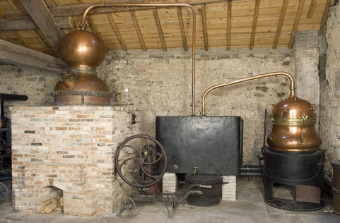 Alambics, chaudières et réfrigérant (au centre). © Région Bourgogne-Franche-Comté, Inventaire du patrimoine