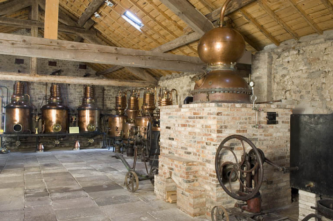 Batterie d'alambics provenant de la distillerie Lemercier (Prédurupt). Vue depuis l'ouest. © Région Bourgogne-Franche-Comté, Inventaire du patrimoine