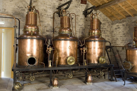 Trois alambics à vapeur (1000-1200 l) provenant de la distillerie Lemercier (Prédurupt). © Région Bourgogne-Franche-Comté, Inventaire du patrimoine