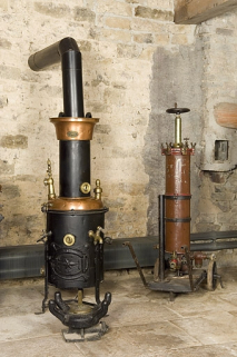 Chaudière des Ets Chatillon (pour l'entretien des tonneaux de fermentation) et filtreuse Simoneton. © Région Bourgogne-Franche-Comté, Inventaire du patrimoine