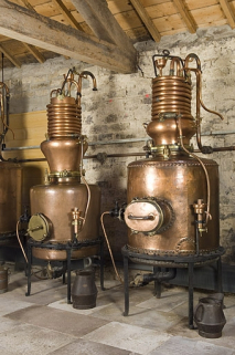 Deux alambics à vapeur provenant de la distillerie Lemercier (Prédurupt). © Région Bourgogne-Franche-Comté, Inventaire du patrimoine