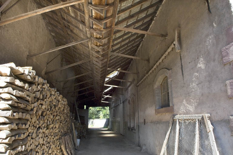 Passage couvert entre les ateliers de fabrication nord. © Région Bourgogne-Franche-Comté, Inventaire du patrimoine