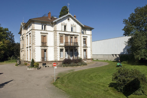 Logement patronal. Vue de trois quarts. © Région Bourgogne-Franche-Comté, Inventaire du patrimoine Logement patronal. Vue de trois quarts. © Région Bourgogne-Franche-Comté, Inventaire du patrimoine