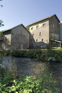 Elévation sud. Vue de trois quarts arrière. © Région Bourgogne-Franche-Comté, Inventaire du patrimoine