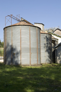 Silos métalliques. Vue depuis l'ouest. © Région Bourgogne-Franche-Comté, Inventaire du patrimoine