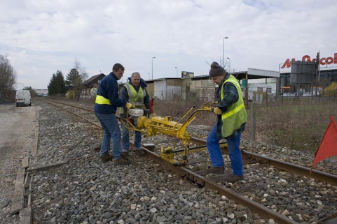 Mise en place par les agents de l'Equipement. Les agents placent le corps de la tirefonneuse sur son bâti, positionné sur les rails. © Région Bourgogne-Franche-Comté, Inventaire du patrimoine