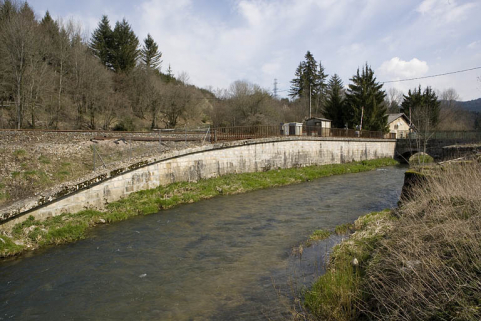 Passage à niveau n° 100 et mur de soutènement, depuis la rive droite de l'Ange à l'ouest. © Région Bourgogne-Franche-Comté, Inventaire du patrimoine