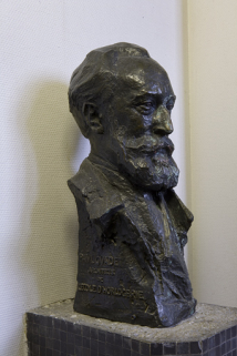 Buste de Paul Guadet (1873-1931). © Région Bourgogne-Franche-Comté, Inventaire du patrimoine Buste de Paul Guadet (1873-1931). © Région Bourgogne-Franche-Comté, Inventaire du patrimoine