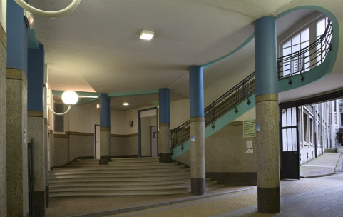 Corps d'entrée, grand escalier : rez-de-chaussée. © Région Bourgogne-Franche-Comté, Inventaire du patrimoine Corps d'entrée, grand escalier : rez-de-chaussée. © Région Bourgogne-Franche-Comté, Inventaire du patrimoine