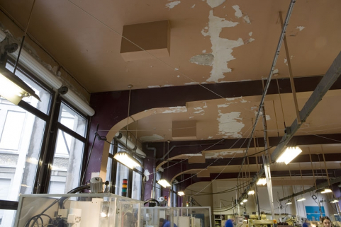 Traverse, atelier microtechnique (1er étage) : détail de la jonction poteau-poutre. Atelier microtechnique 120 en 2007, avant rénovation. © Région Bourgogne-Franche-Comté, Inventaire du patrimoine Traverse, atelier microtechnique (1er étage) : détail de la jonction poteau-poutre. Atelier microtechnique 120 en 2007, avant rénovation. © Région Bourgogne-Franche-Comté, Inventaire du patrimoine