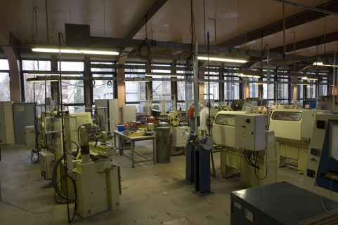 Traverse, atelier microtechnique 120 (1er étage) en 2007 avant rénovation : machines. © Région Bourgogne-Franche-Comté, Inventaire du patrimoine Traverse, atelier microtechnique 120 (1er étage) en 2007 avant rénovation : machines. © Région Bourgogne-Franche-Comté, Inventaire du patrimoine