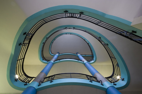 Corps d'entrée, grand escalier : vue d'ensemble de la cage en contre-plongée. © Région Bourgogne-Franche-Comté, Inventaire du patrimoine Corps d'entrée, grand escalier : vue d'ensemble de la cage en contre-plongée. © Région Bourgogne-Franche-Comté, Inventaire du patrimoine