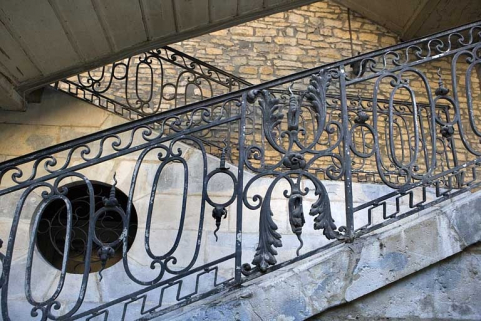 Détail de la rampe en fer forgé de l'escalier à cage ouverte. © Région Bourgogne-Franche-Comté, Inventaire du patrimoine