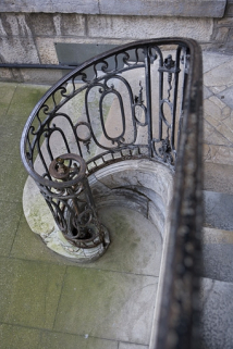 Détail du départ de la rampe en fer forgé de l'escalier à cage ouverte. © Région Bourgogne-Franche-Comté, Inventaire du patrimoine