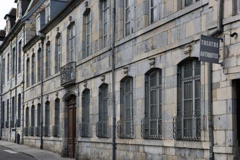 Détail de la façade de trois quarts droit. © Région Bourgogne-Franche-Comté, Inventaire du patrimoine