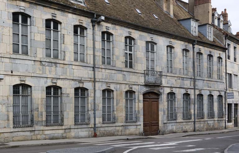 Vue rapprochée de la façade de trois quarts gauche. © Région Bourgogne-Franche-Comté, Inventaire du patrimoine