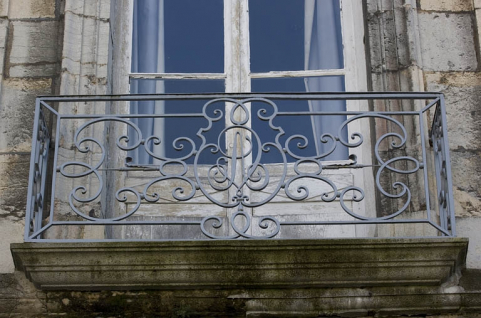 Détail du balcon en fer forgé sur cour. © Région Bourgogne-Franche-Comté, Inventaire du patrimoine