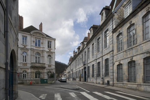 Vue d'ensemble de l'hôtel dans l'alignement de la rue. © Région Bourgogne-Franche-Comté, Inventaire du patrimoine