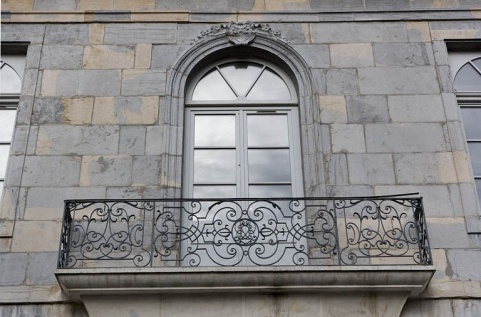 Détail du balcon en fer forgé sur rue. © Région Bourgogne-Franche-Comté, Inventaire du patrimoine