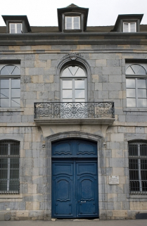 Détail du portail d'entrée et du balcon de la façade sur rue, de face. © Région Bourgogne-Franche-Comté, Inventaire du patrimoine